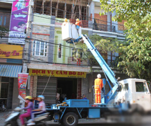 Thanh sắt vướng điện cao thế, hai công nhân bị giật cháy chân tay