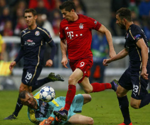 Lewandowski ghi bàn thứ 10 một tuần, Bayern đại thắng