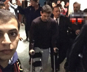 Messi chống nạng tới sân cổ vũ đồng đội