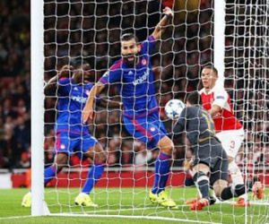 Thua sấp mặt, HLV Wenger vẫn quyết bảo vệ... cái sai