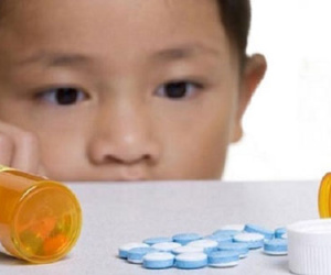 Xử lý thế nào khi cho trẻ uống nhầm thuốc tây?
