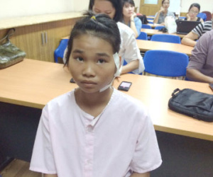 Bé gái 13 tuổi bị đạn súng hơi bắn trúng cổ