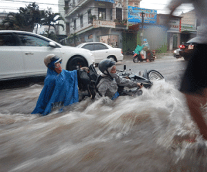 Dân Buôn Ma Thuột ngã dúi dụi trong nước mưa chảy xiết