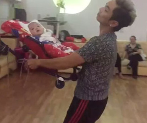 Khánh Thi thích thú chia sẻ clip Phan Hiển "khiêu vũ" cùng con trai
