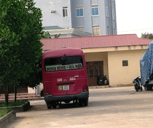 Tranh giành khách, chủ xe mang súng ra thị uy