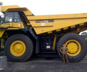 Xe tải khổng lồ giá 20 tỷ đồng xôn xao đất mỏ