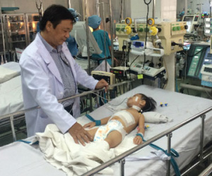Ca mổ cứu bé gái 2 tuổi khi người nhà đã bỏ cuộc
