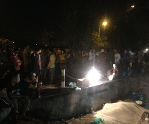 Hà Nội: Thi thể mẹ cùng con trai 4 tuổi buộc vào nhau nổi ở cống