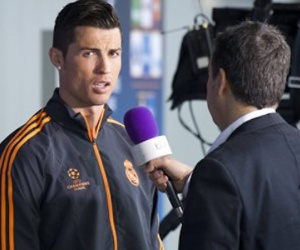 Phá kỷ lục, Ronaldo suýt... tẩn phỏng viên