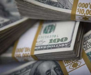 USD chợ đen mất giá 500 đồng, đổ xô đi bán
