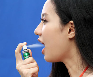 Xịt thơm miệng có thể thay thế được kem đánh răng, nước súc miệng không?