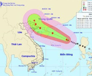 Bão số 4 tiếp tục mạnh lên trên đường di chuyển vào đất liền