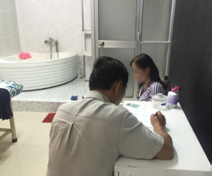 Bắt quả tang 3 cô gái kích dục cho khách ở tiệm massage