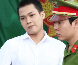 Bênh vực anh, thanh niên chém đứt cổ hàng xóm