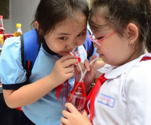 Bố mẹ đang "đầu độc" con trẻ bằng nước ngọt đóng chai