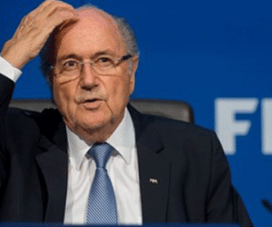 Chủ tịch FIFA Blatter “cố đấm ăn xôi“