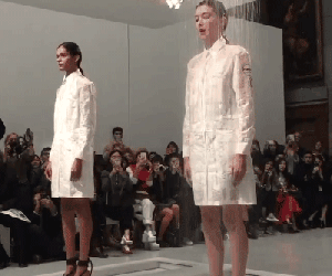 Há hốc mồm xem người mẫu thay đồ ngay trên sàn catwalk bằng... nước