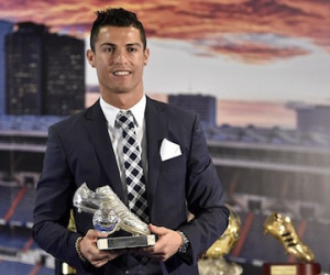 Ronaldo nhận giải đặc biệt sau khi san bằng kỷ lục của Raul