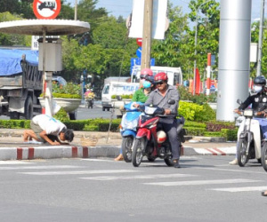Thanh niên quỳ lạy liên tục dưới trời nắng xin tiền