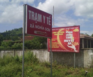 Trạm trưởng y tế chém 2 nhân viên rồi cắn lưỡi tự vẫn đã tử vong