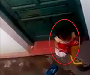 Xôn xao clip cô giáo bỏ cháu bé mầm non ngoài cửa khóc thét