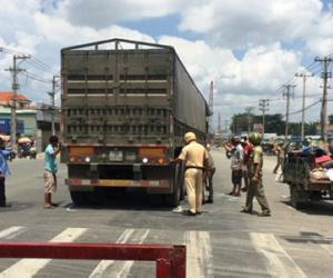 Bé 7 tuổi bị xe container cán nát chân, giao thông hỗn loạn