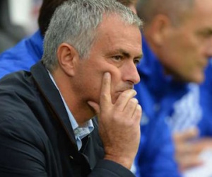 HLV Mourinho đang hứng chịu “gạch đá” từ cầu thủ và CĐV Chelsea