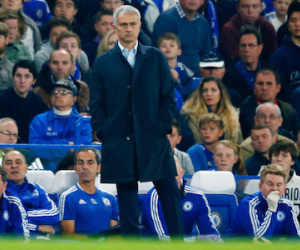 Mourinho tức điên với trọng tài, không sợ bị sa thải