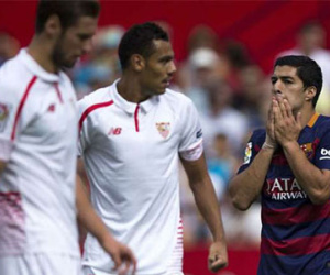 Trượt ngã trước Sevilla, Barca rơi xuống thứ tư Liga