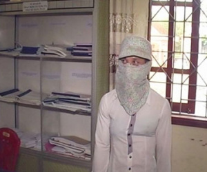 Truy đuổi tên cướp giả gái khắp đường làng