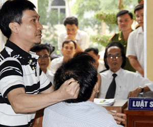 Cựu thiếu tá túm tóc một bị cáo để thực nghiệm tại tòa