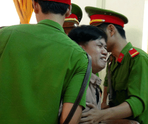 “Dạ thưa tòa, em làm nghề ở tù”