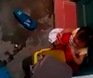 Đình chỉ 2 cô giáo mầm non để trẻ ăn rác