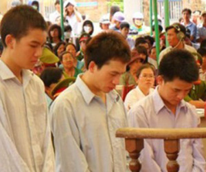 "Thiếu gia" thất tình rạch đùi hàng loạt thiếu nữ