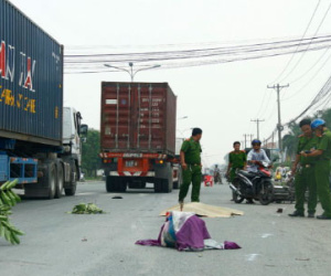 Tranh thủ về thăm con 5 tháng tuổi, mẹ bị xe container cán chết