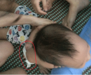 Cha cháu bé bị trói chân tay cung cấp clip cho công an