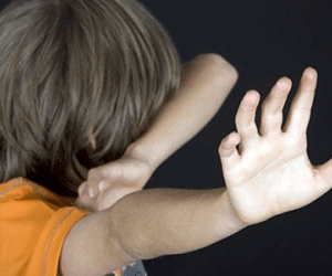 Dấu hiệu đơn giản giúp bố mẹ nhận biết và "cứu" con khi bị bạo hành ở trường