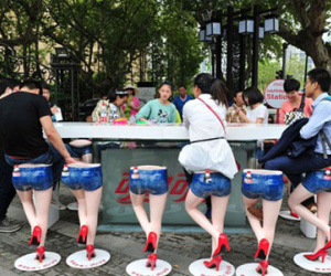 Giới trẻ háo hức chụp ảnh với ghế chân dài