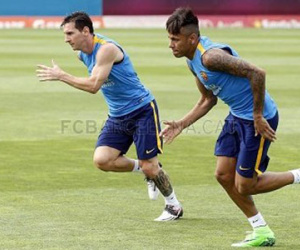 Neymar không nên cố thay thế Messi