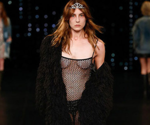 Nhiều mẫu lộ ngực với váy khoét quá đà ở show Saint Laurent