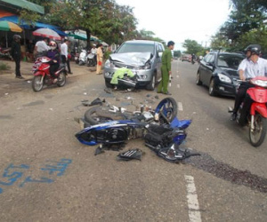 Xe máy đâm trực diện ô tô, 3 thanh niên nguy kịch