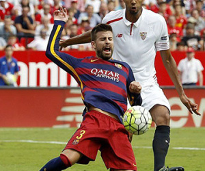Barca thất bại, Pique "tít mít" với nữ ca sĩ xinh đẹp