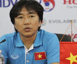 HLV Miura: "Không vì chỉ trích mà đổi lối chơi của tuyển Việt Nam"