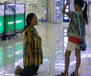Mẹ tàn tật quỳ gối trước mặt con gái vì không mua được điện thoại cho con