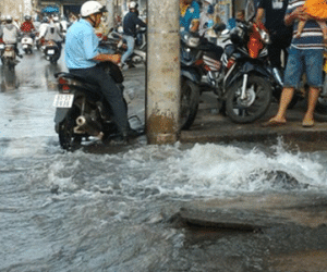 Nước máy phun ngập đường phố