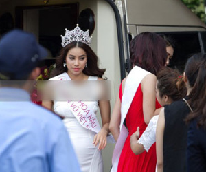 Phạm Hương tất bật chạy show tại Tp.HCM sau khi đăng quang