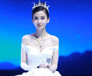 Vương miện hoàng gia ở lễ cưới Angela Baby là đồ đi mượn
