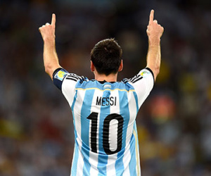 Messi nhường áo số 10 huyền thoại cho Sergio Aguero