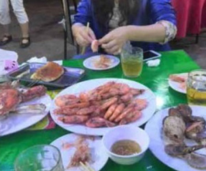 Thực khách hoảng hồn vì đĩa tôm bị "chém" 5 triệu đồng