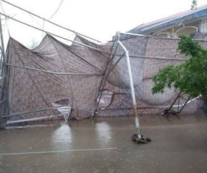 Trường học sập mái che, 9 học sinh nhập viện